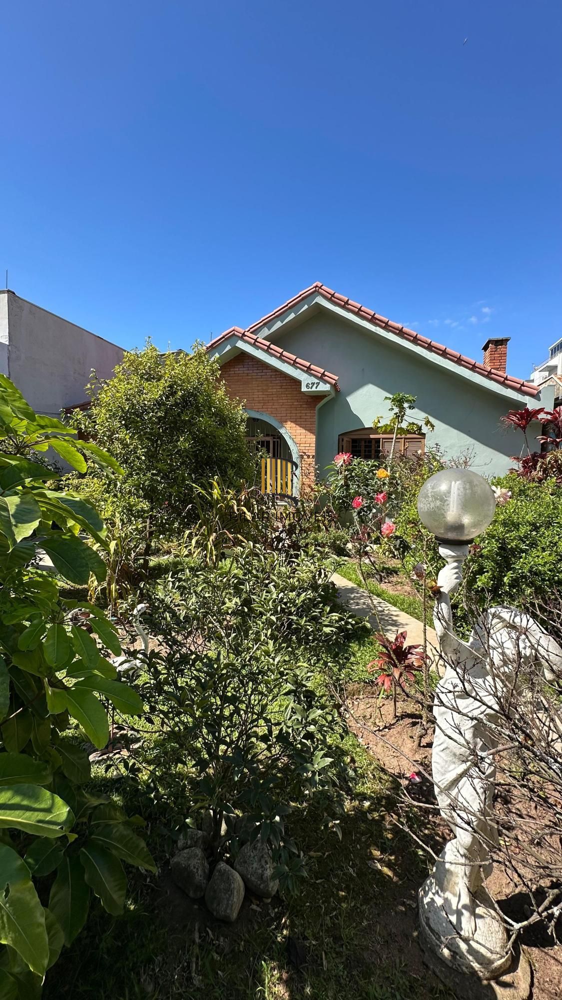 Casa com 4 dormitórios no Bairro Tristeza, com churrasqueira, lareia e vaga de garagem.