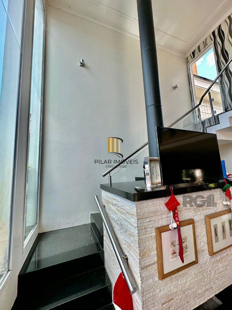 CASA EM CONDOMINIO COM TRES DORMITÓRIOS TRES SUITES