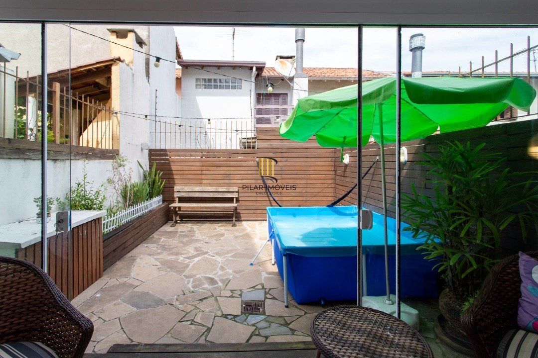 A casa possui 78m² de área construída, com um adicional de 20m²