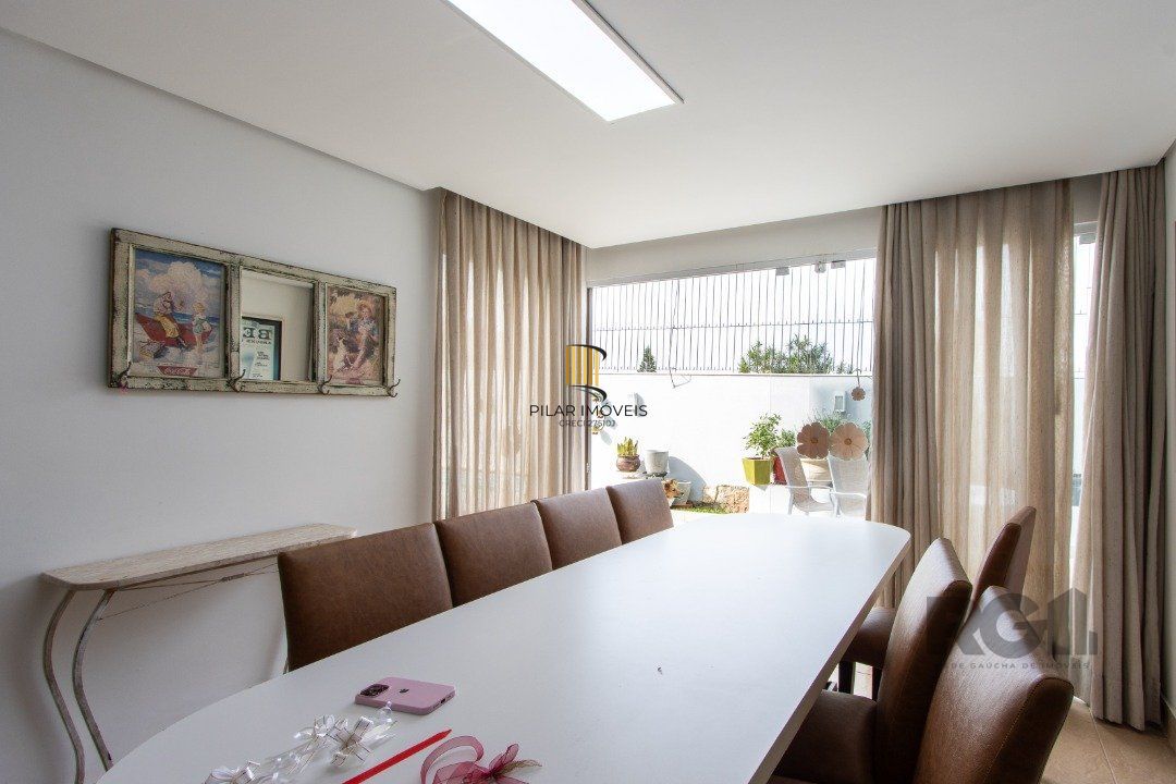 Casa em condominio . com 6 suites, sendo 3 suítes master com closet e hidro.