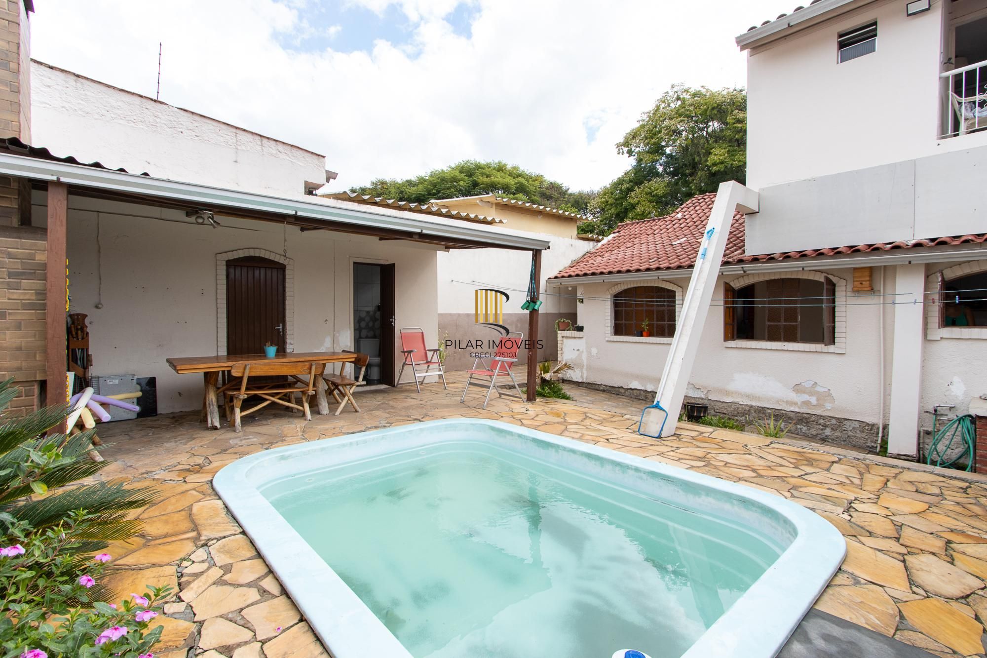 Casa de 4 dormitórios, 2 suítes, piscina, pátio e 2 vagas de garagem.