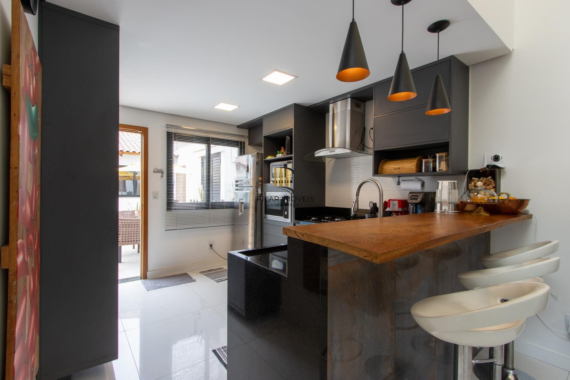 Excelente casa de alvenaria, 4 dormitórios, 2 suítes e 2 vagas de garagem.