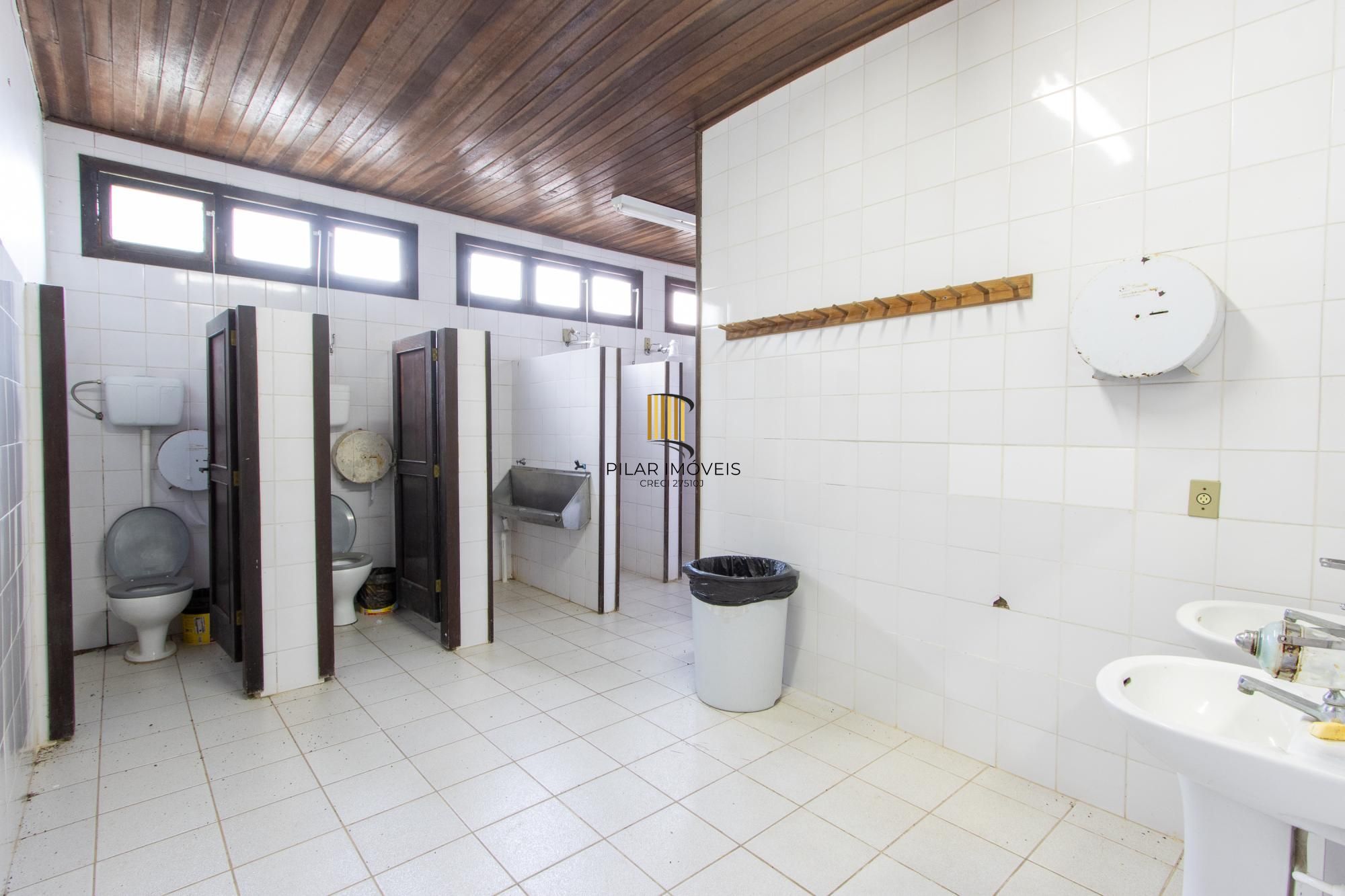 Terreno com edificações para múltiplos negócios lucrativos.