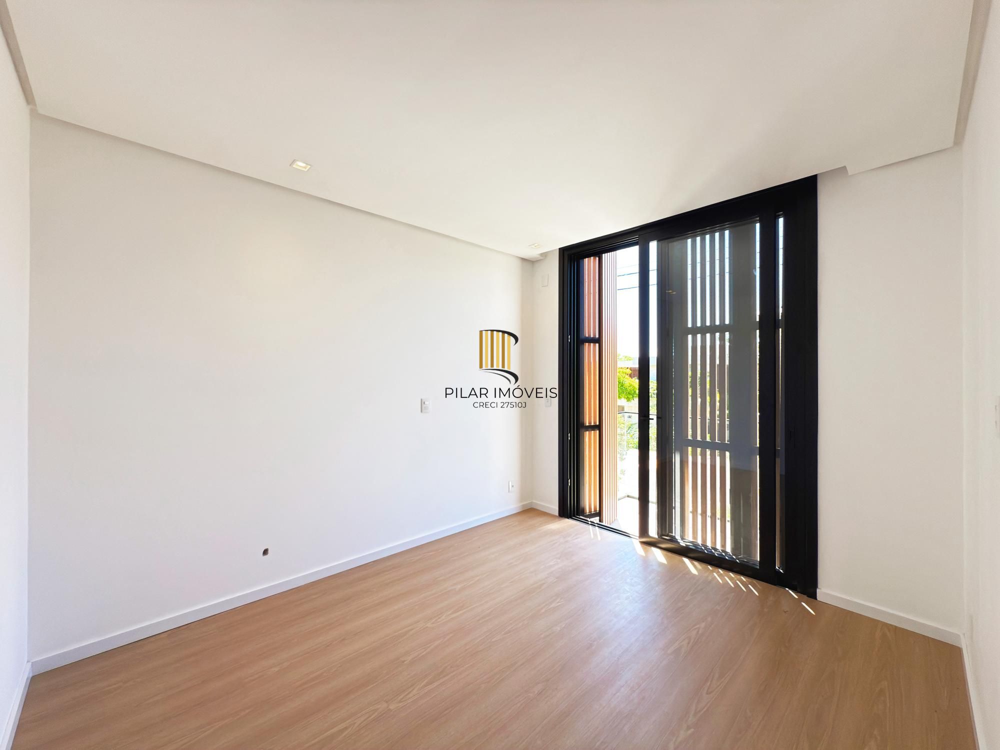 A casa conta com 434m2 de área construída, mas com um aproveitamento total dos 1.012m2 do lote