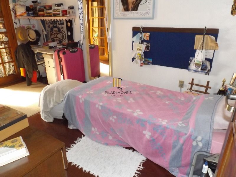Casa para Venda - 250m², 3 dormitórios, sendo 3 suites, 7 vagas - Medianeira