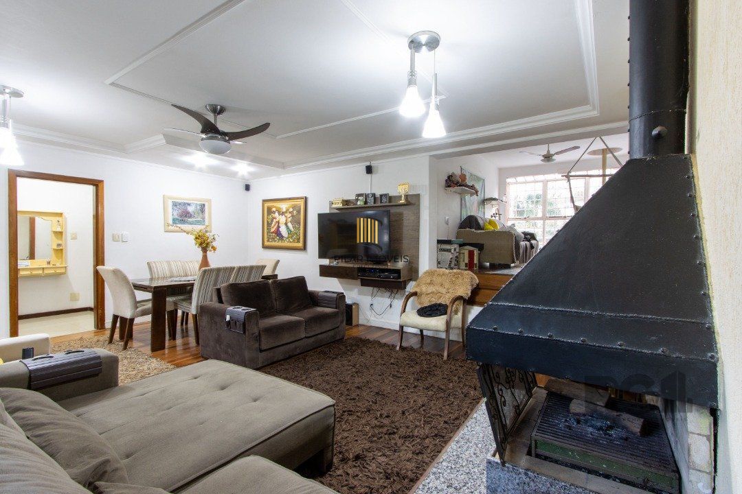 Casa no bairro Cristal, Possui 4 dormitórios, sendo 1suíte, closet e banheira de hidromassagem, com possibilidade de um podendo 1 dormitórios extra.