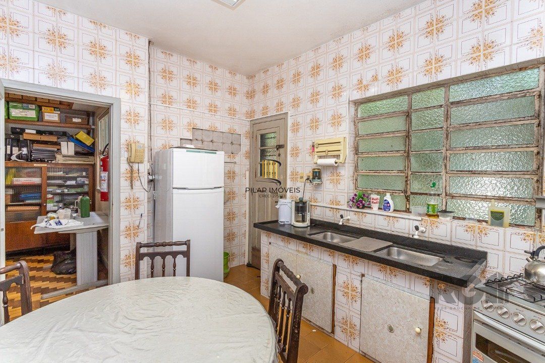 Casa  4 dormitórios, sendo 1 suíte no bairro Menino Deus em Porto Alegre