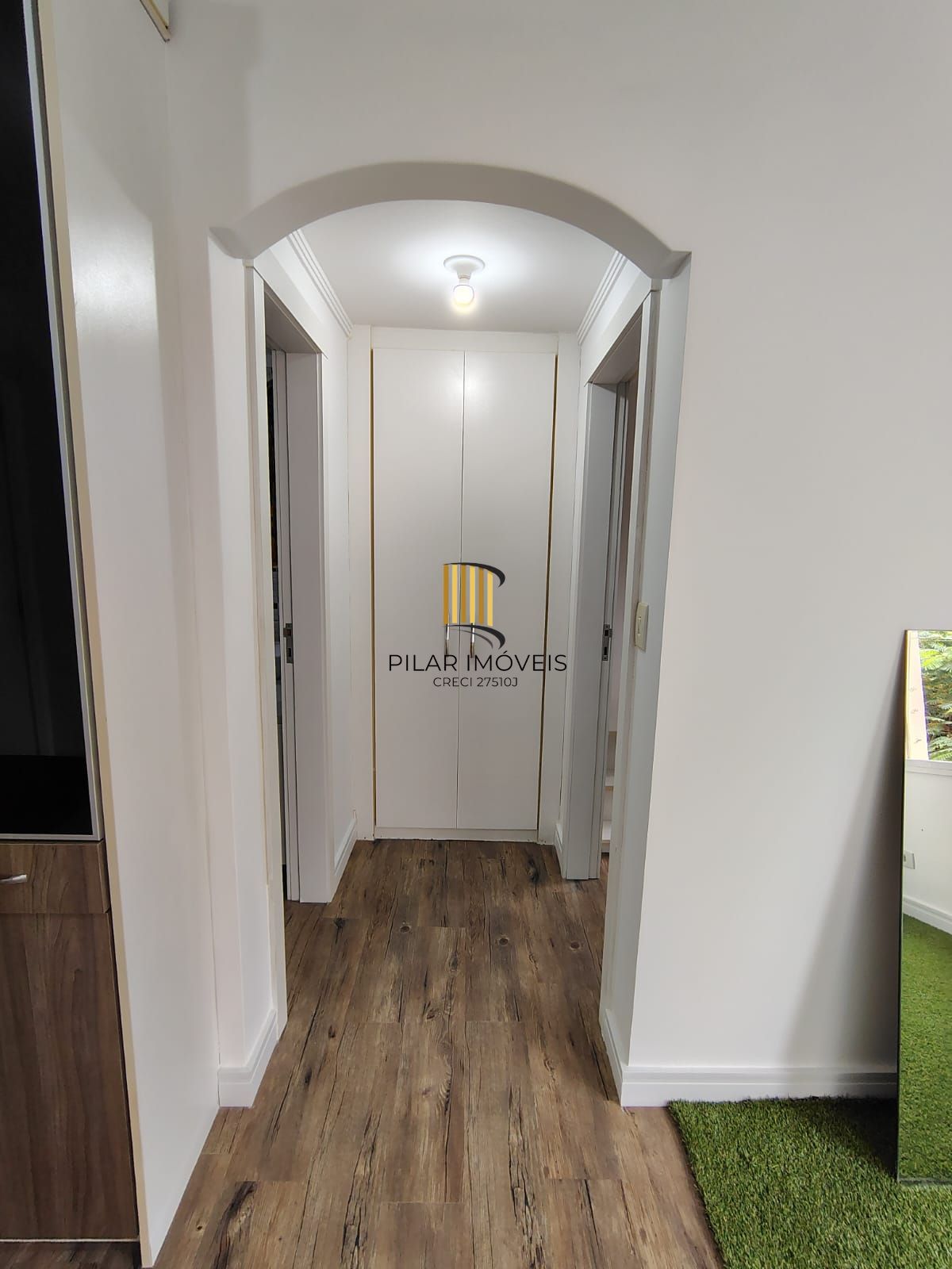 Apartamento de 1 dormitório, living, cozinha planejada, banheiro social.