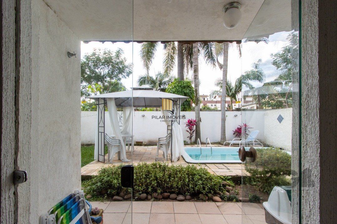Casa no bairro Cristal, Possui 4 dormitórios, sendo 1suíte, closet e banheira de hidromassagem, com possibilidade de um podendo 1 dormitórios extra.