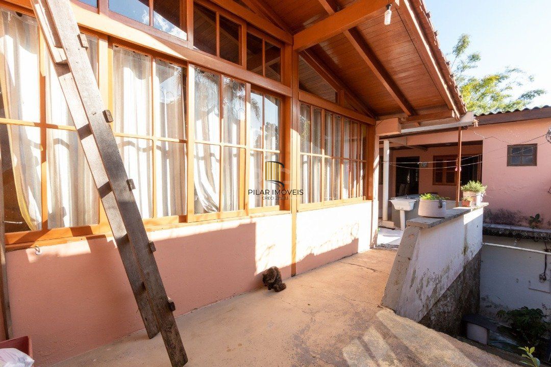 Casa para Venda - 240m², 6 dormitórios, sendo 3 suites, 2 vagas - Glória