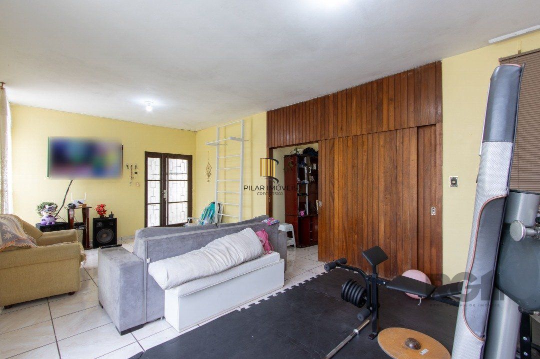 Casa térrea, 3 quartos, 2 banheiros, com pátio no Bairro Cavalhada