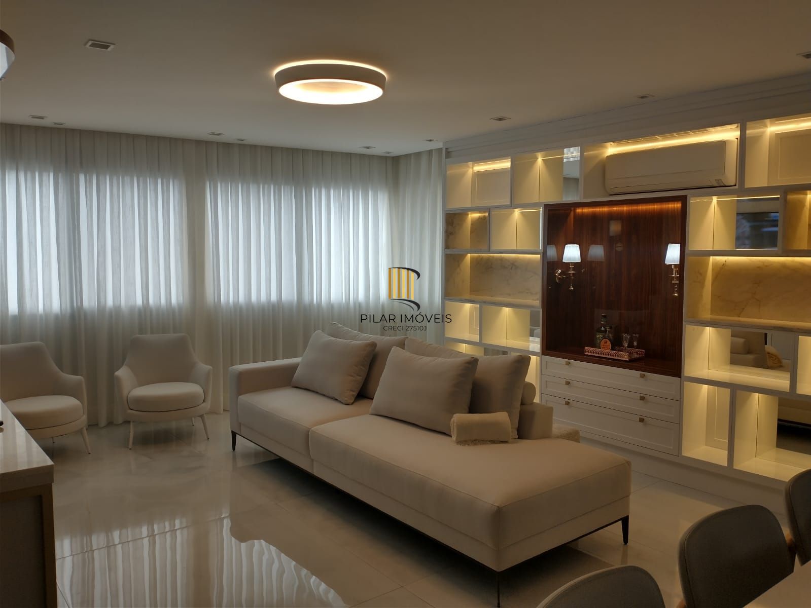 Apartamento 03 dormitórios, 01 suíte, 02 vagas individuais e cobertas, infraestrutura completa, Bairro Cristal