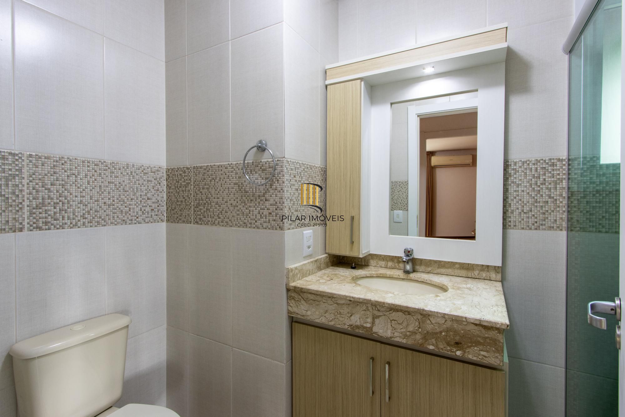 Casa de alvenaria, com 3 dormitórios, 1 suíte, living, cozinha, lavanderia, churrasqueira, banheiro social, pátio e 4 vagas de garagem.