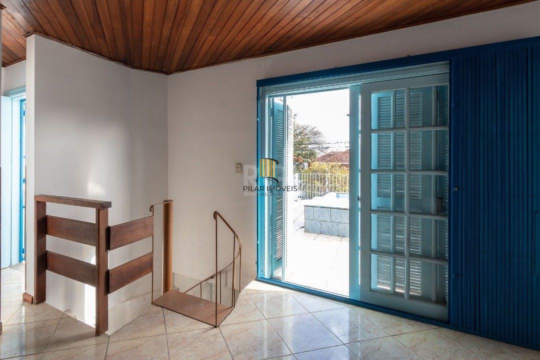 Casa com piscina em localização nobre no bairro Tristeza com vista para Rio Guaíba.