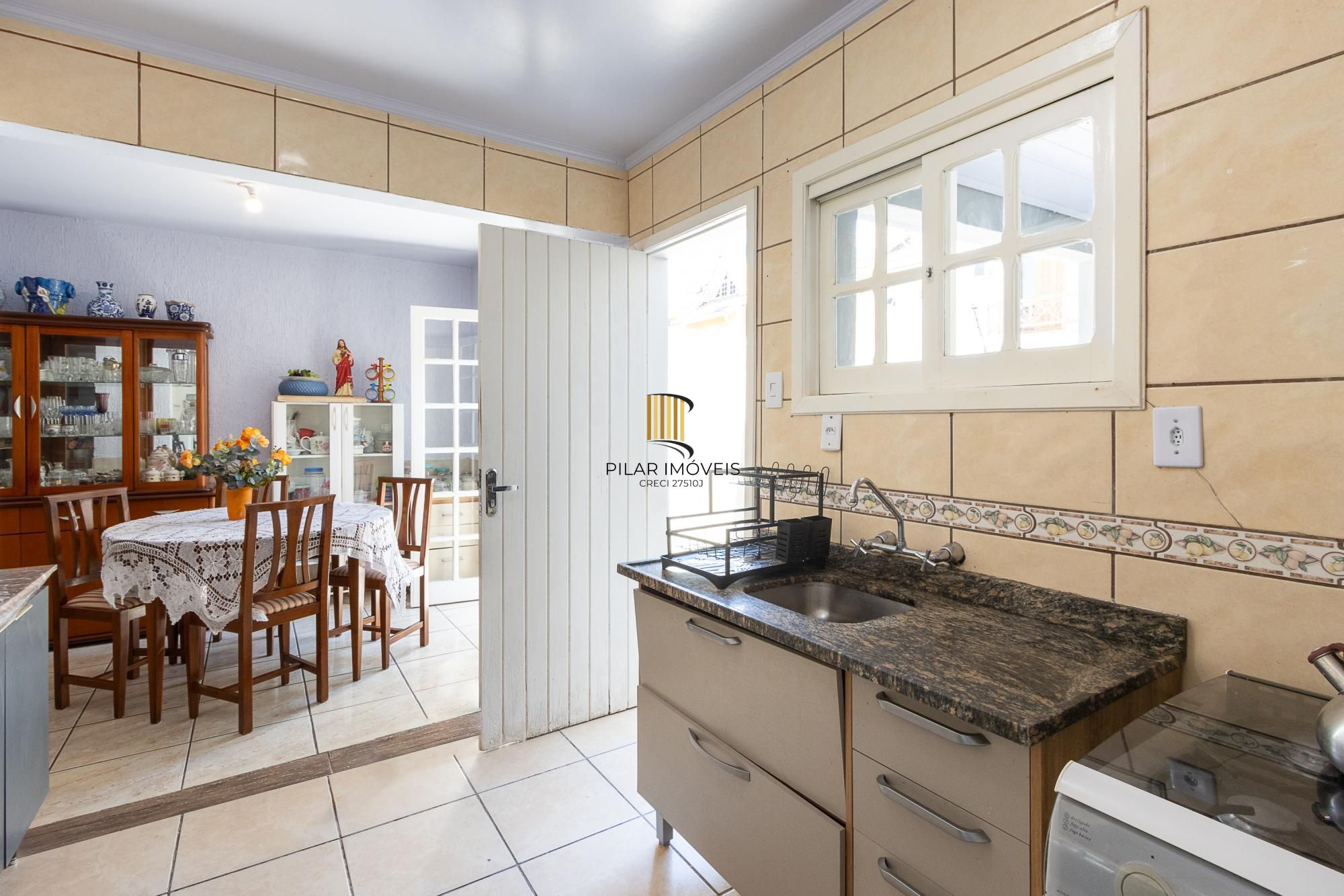 Casa de condomínio, de 3 dormitórios, 1 suíte e 2 vagas de garagem.