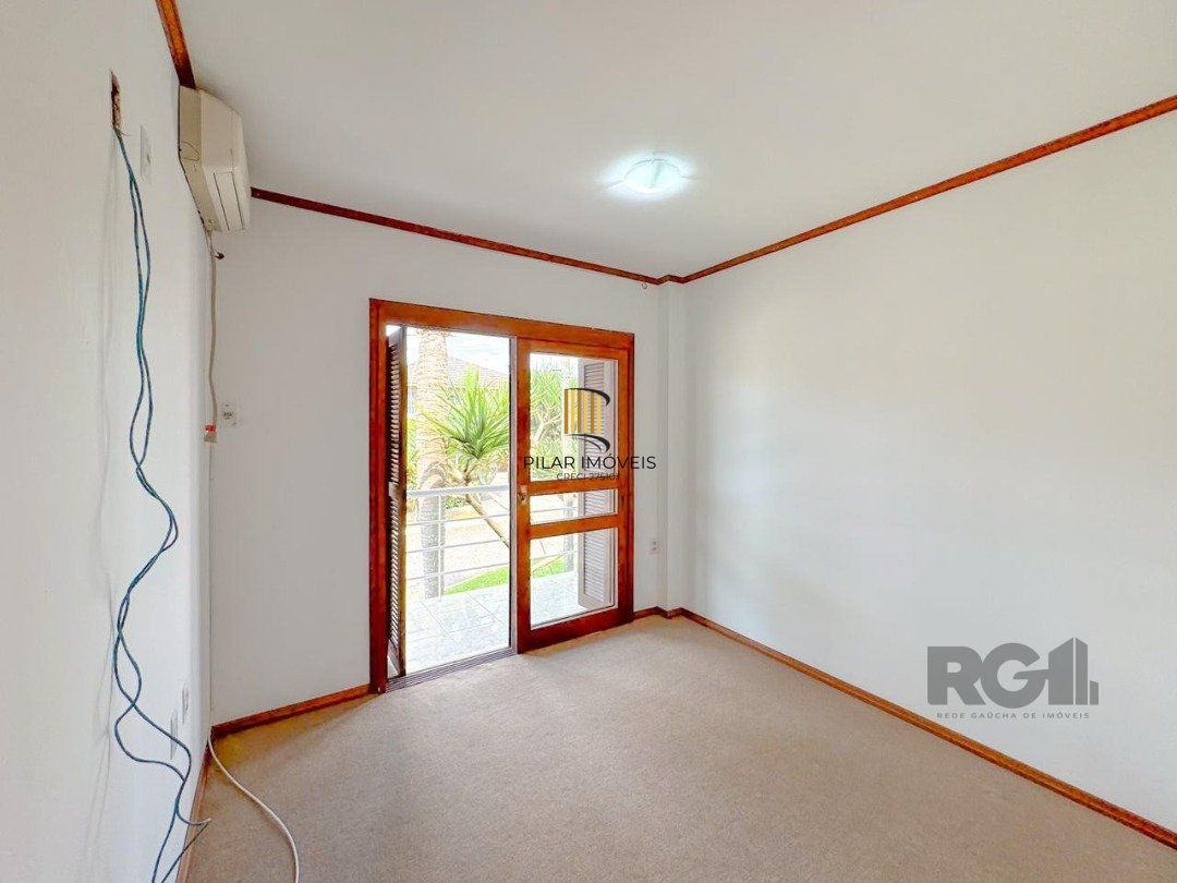 Com 4 suítes espaçosas, incluindo uma master com closet,