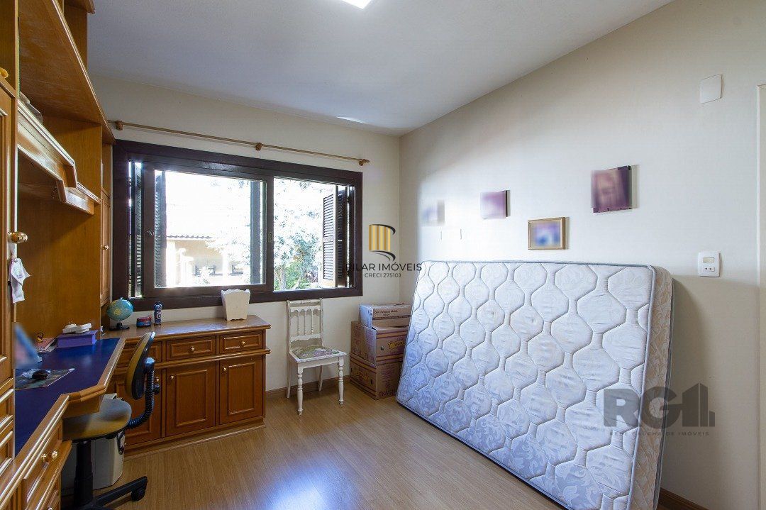 Casa tipo sobrado, com 3 dormitórios em Canoas