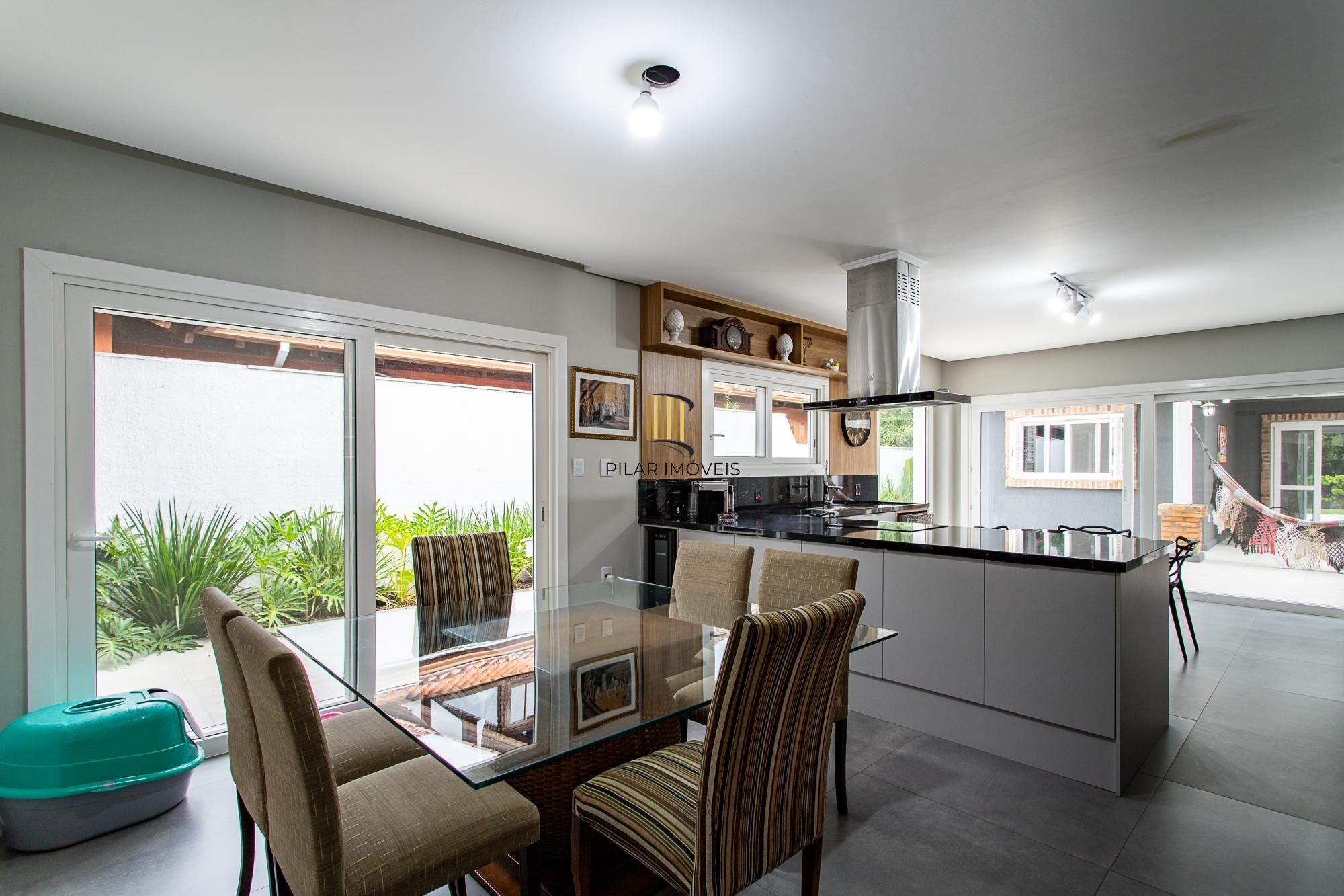 Casa térrea no Condominio Terra Ville, com patio e piscina.