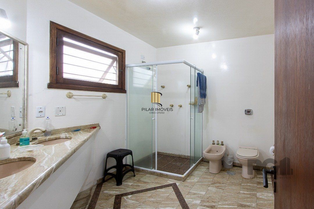 Casa de Condomínio 6 dormitórios no bairro Cavalhada