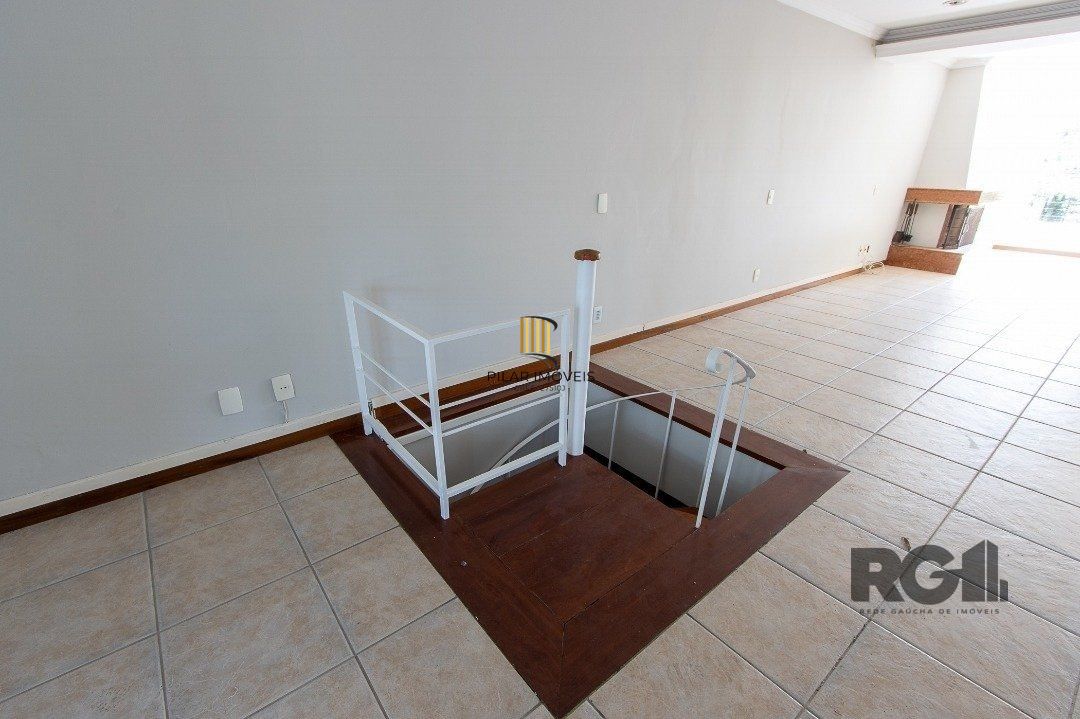 BELO SOBRADO, 3 QUARTOS, 1 SUITE, PISCINA, 320m² PRIVATIVOS - TRISTEZA