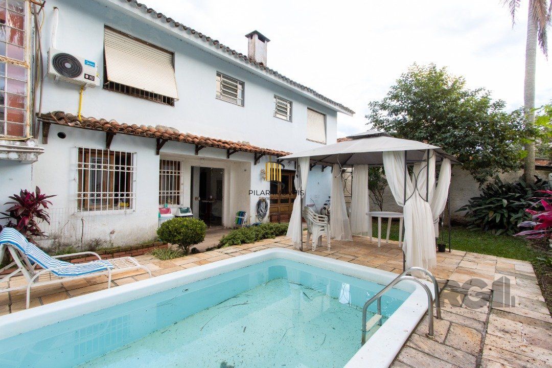 Casa no bairro Cristal, Possui 4 dormitórios, sendo 1suíte, closet e banheira de hidromassagem, com possibilidade de um podendo 1 dormitórios extra.