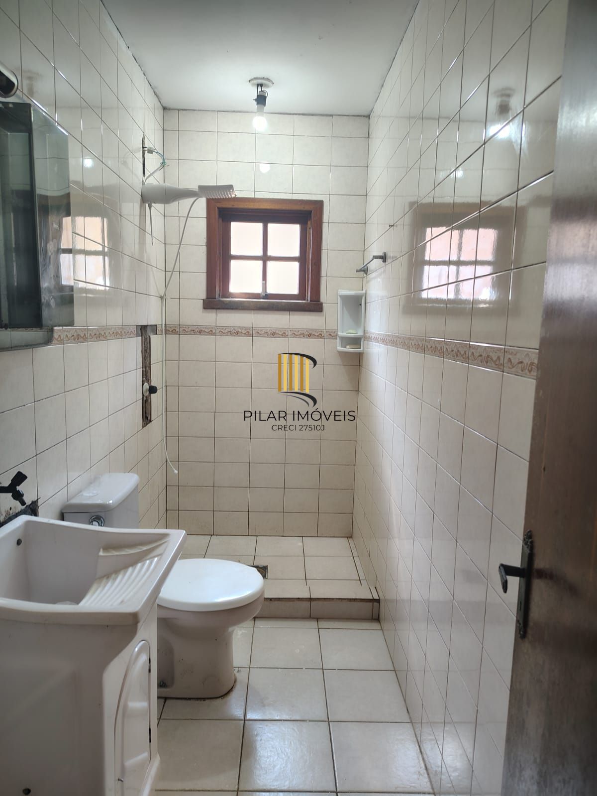 Casa de 4 dormitórios, 1 suíte e 4 vagas de garagem no bairro Cavalhada.