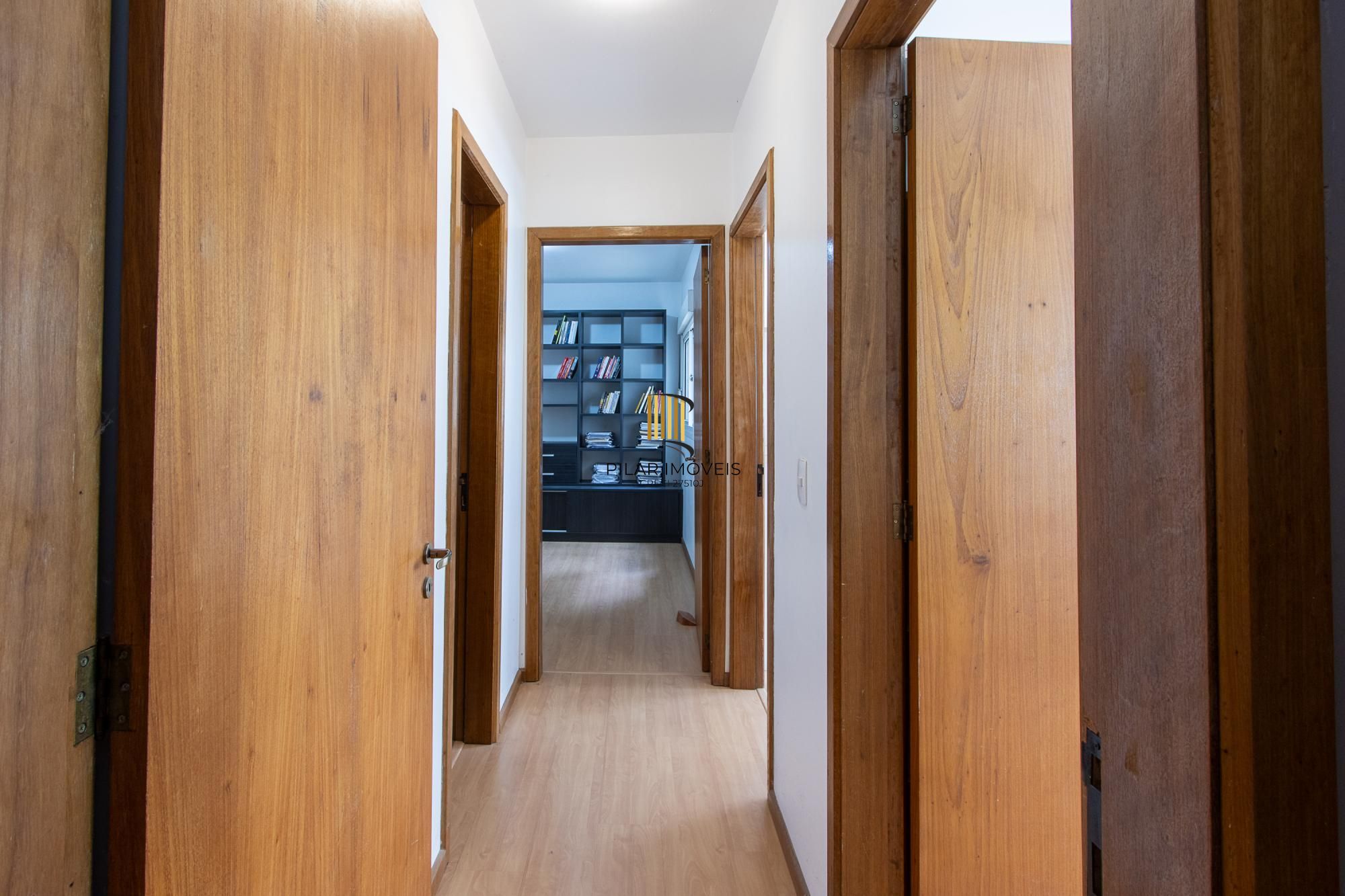 Apartamento com 2 dormitórios (reversível para 3) e 1 vaga escriturada  à venda no coração de Ipanema