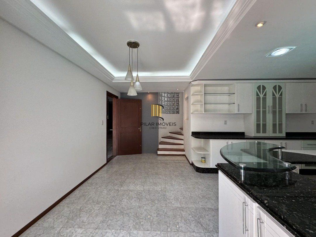Com 4 suítes espaçosas, incluindo uma master com closet,