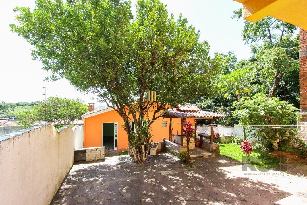 Casa 04 dormitórios, 02 suítes, living 02 ambientes