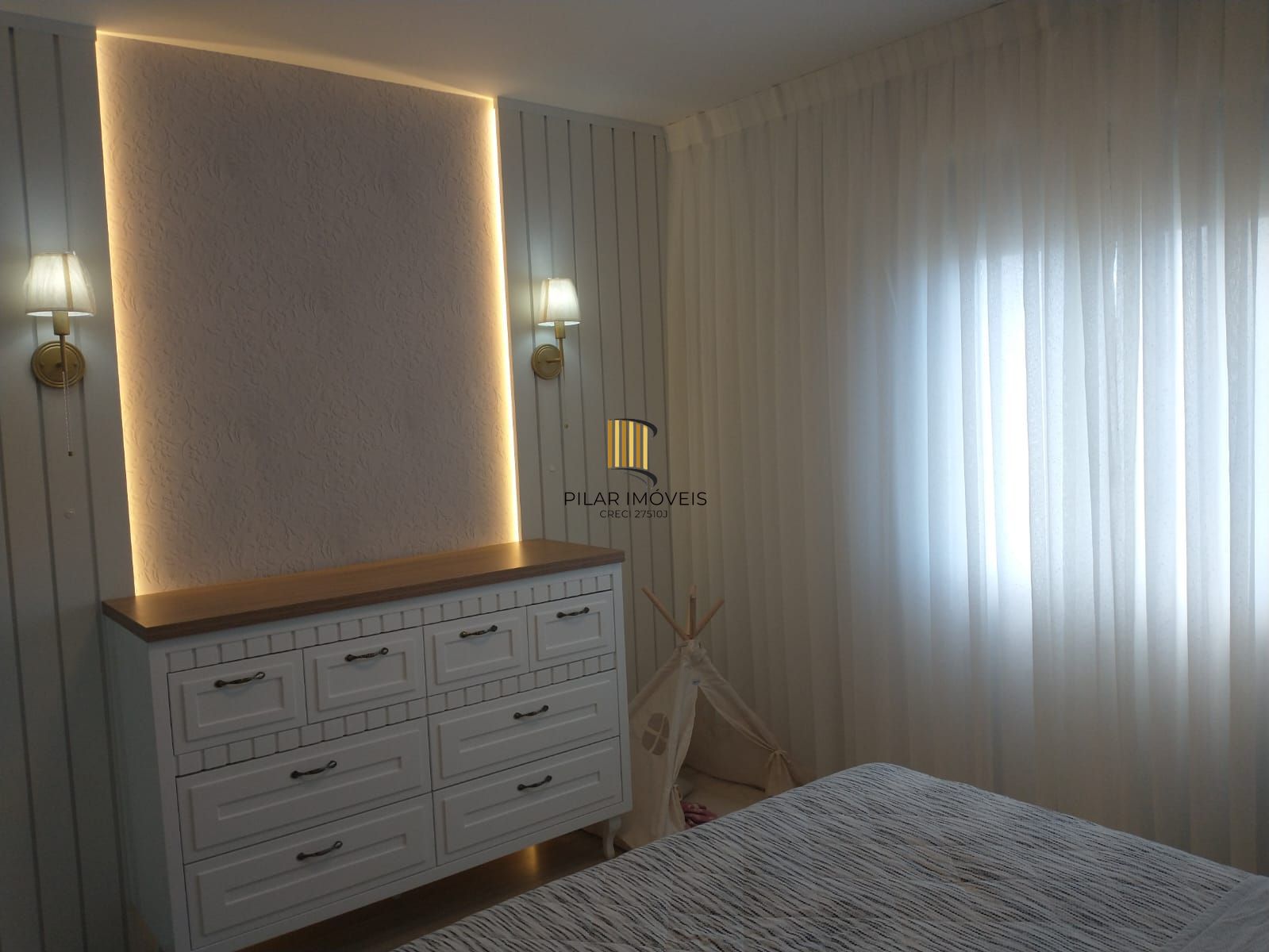 Apartamento 03 dormitórios, 01 suíte, 02 vagas individuais e cobertas, infraestrutura completa, Bairro Cristal