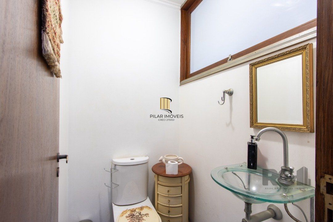 Casa em condomínio que possui  3 dormitórios, sendo 1suíte, lavabo, escritório, possibilidade de um 4 dormitório,