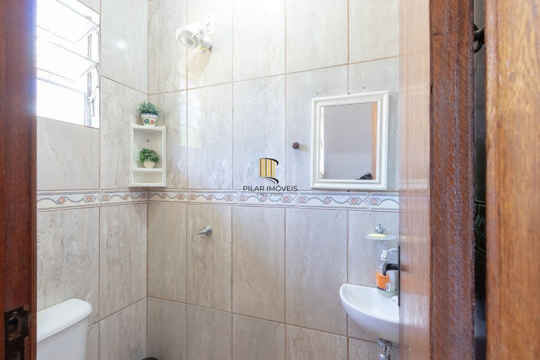 Casa para Venda - 370m², 4 dormitórios, sendo 1 suites, 6 vagas - Lomba do Pinheiro