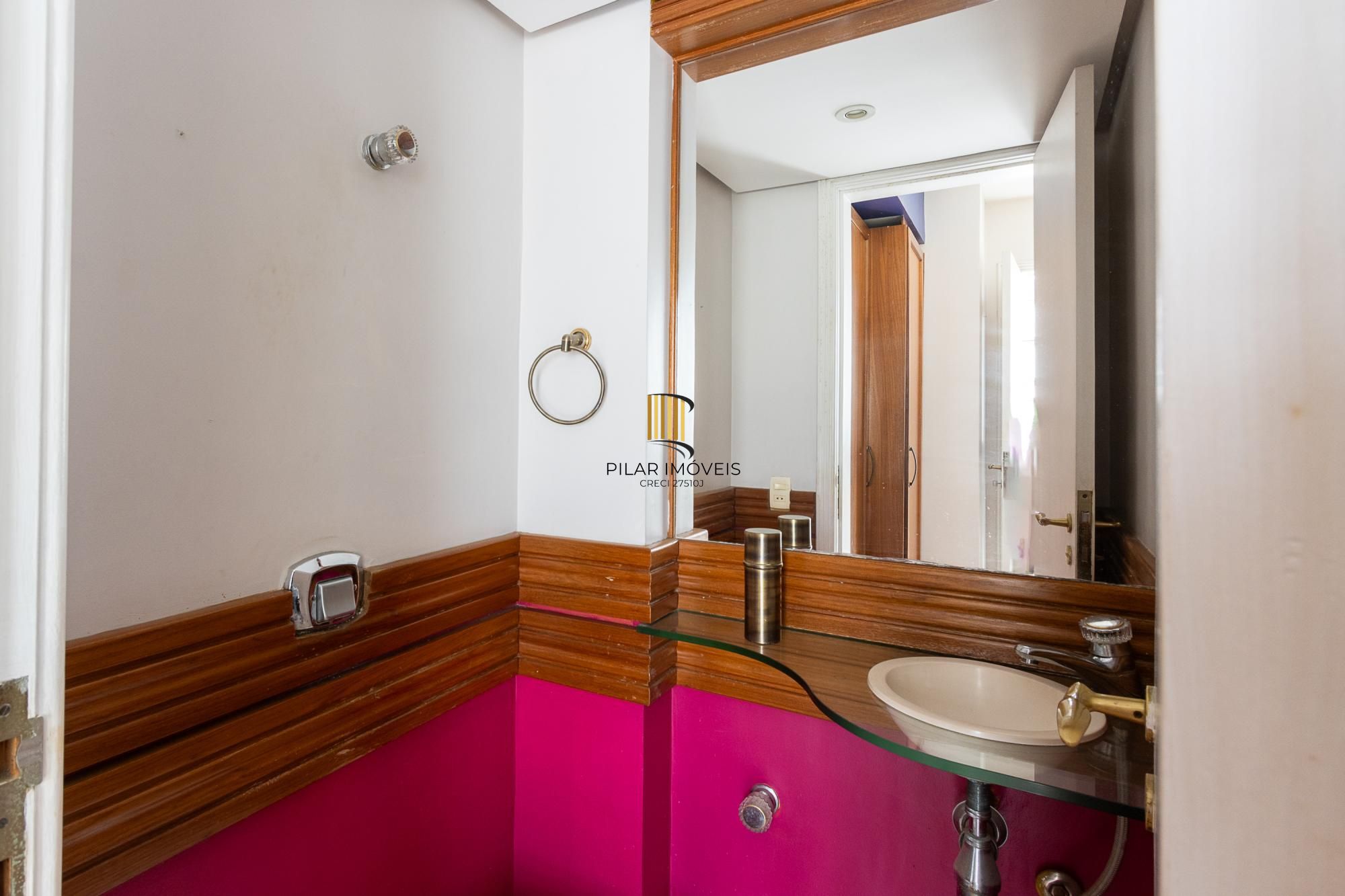 Apartamento amplo e bem localizado no Menino Deus!!