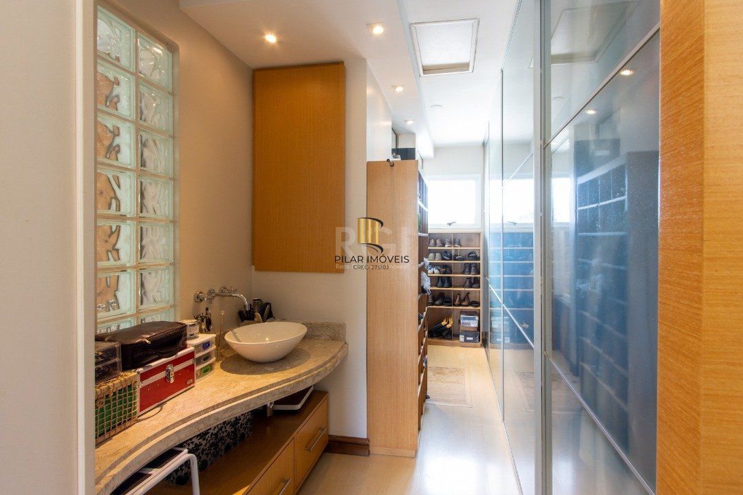 Casa 4 dormitórios no bairro Teresópolis