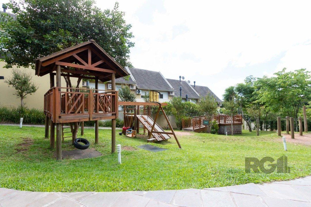 Casa em condomínio fechado,  com 3 quartos,  suíte, 3 banheiros e 2 vagas - Bairro Teresópolis