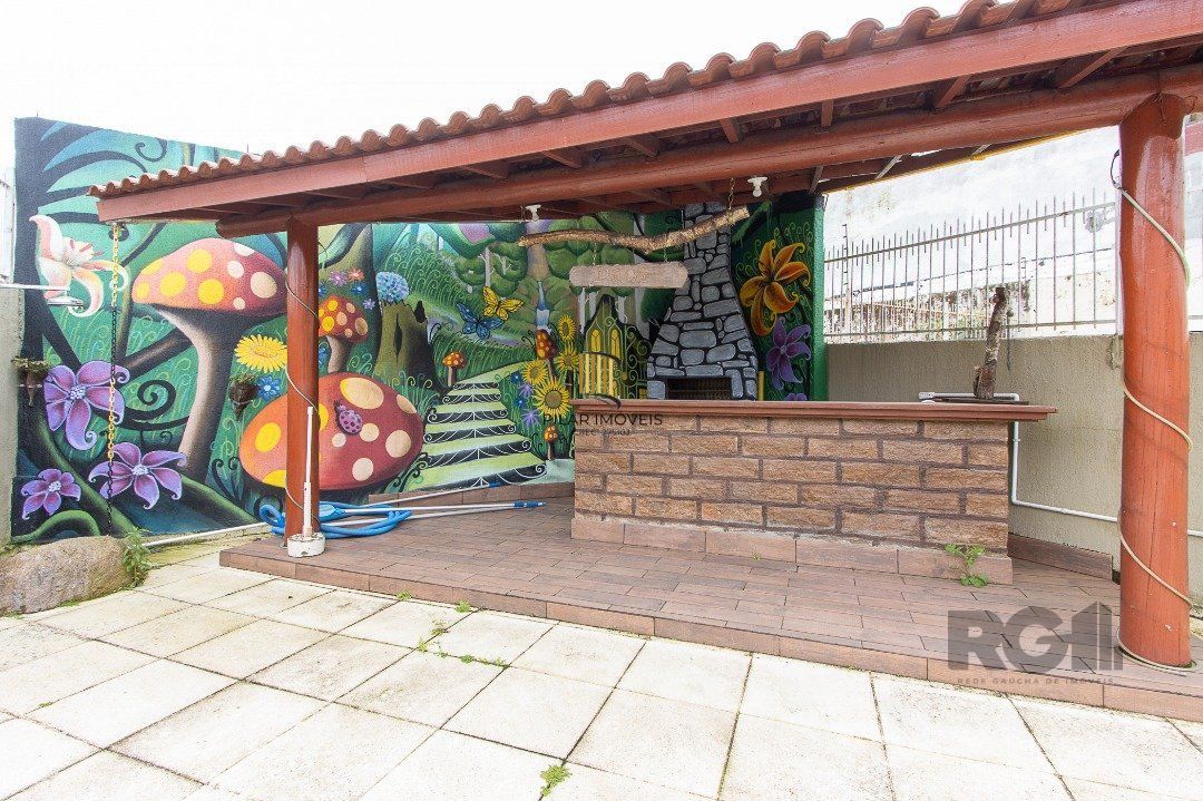 Casa de alvenaria, 3 dormitórios, 1 suíte e pátio com piscina, bairro Espírito Santo.