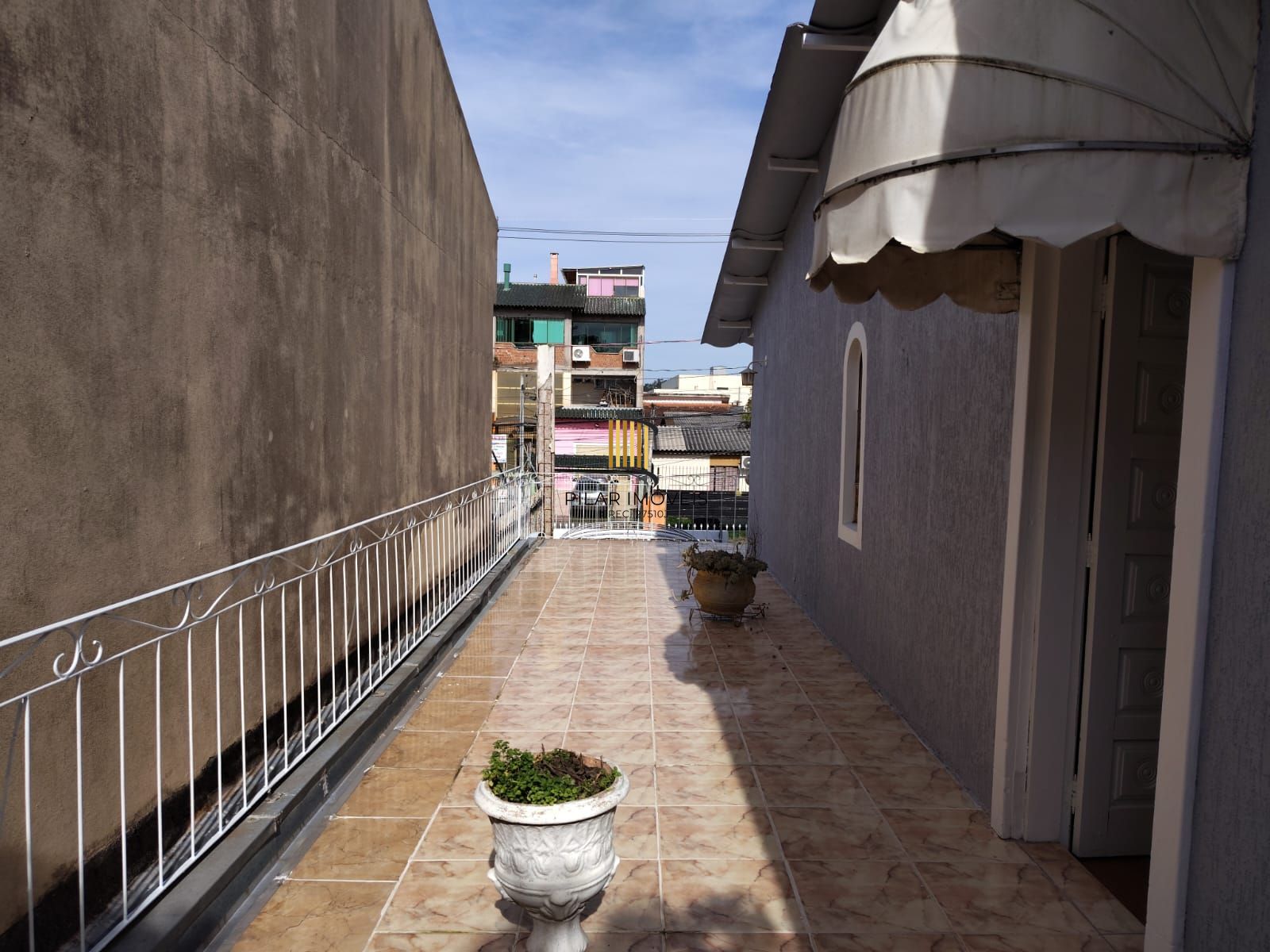 Casa de alvenaria, com 3 quartos, 1 suíte e 3 vagas de garagem.