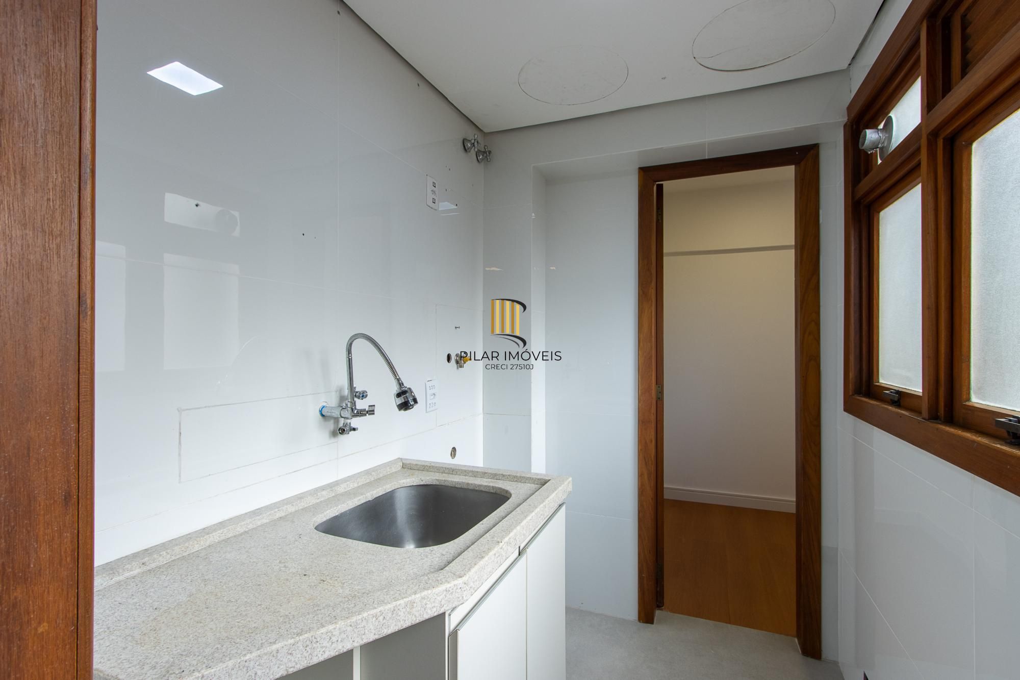 Apartamento com 114.02m², 3 dorm, Petrópolis com lareira e churrasqueira