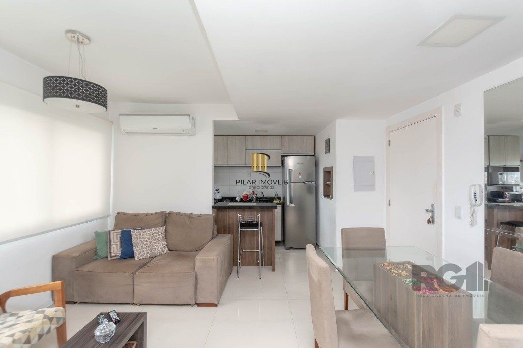 Apartamento andar alto que possui 2 dormitórios, sendo 1 súite, living para 2 ambientes, cozinha mobiliada, banheiro auxiliar