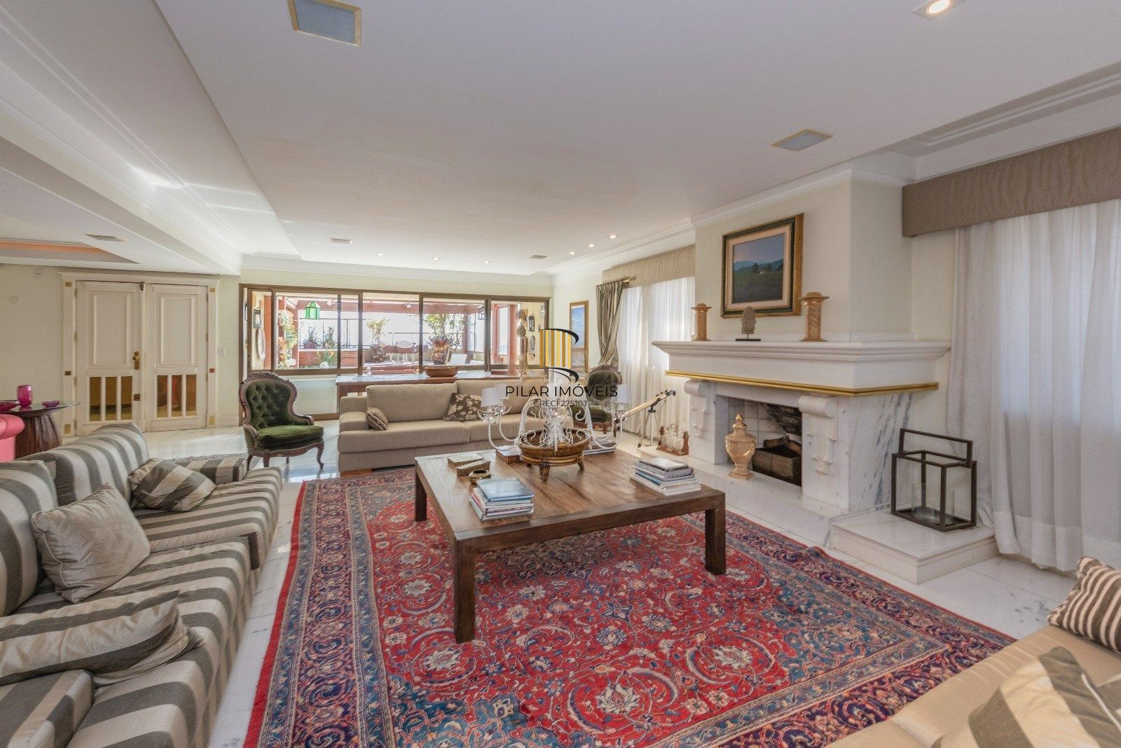 Clássica Cobertura, 600m2 privativos, 4 Dormitórios Sendo 3 Suítes!