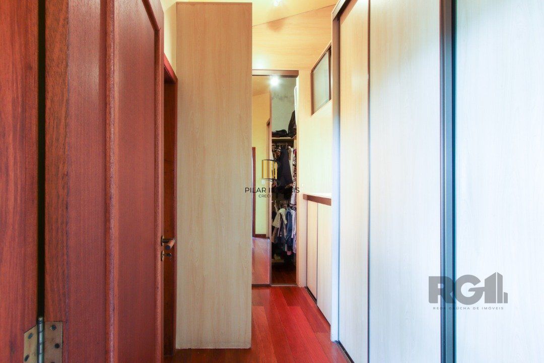 Casa com 4 dormitórios, sendo 1 suíte, com 2 vagas cobertas, no bairro Nonoai, Porto Alegre, RS