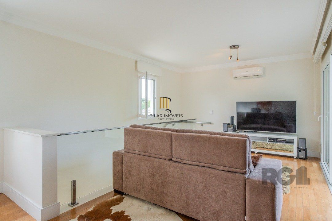 Casa semimobiliada e possui 3 suítes (sendo 1 delas master com closet e hidro)
