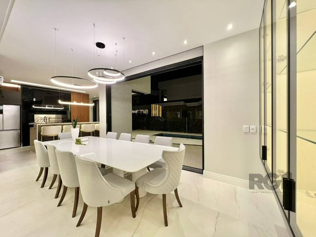 Casa térrea no Condomínio Velas da Marina com 4 suítes, piscina e 243m² privativos
