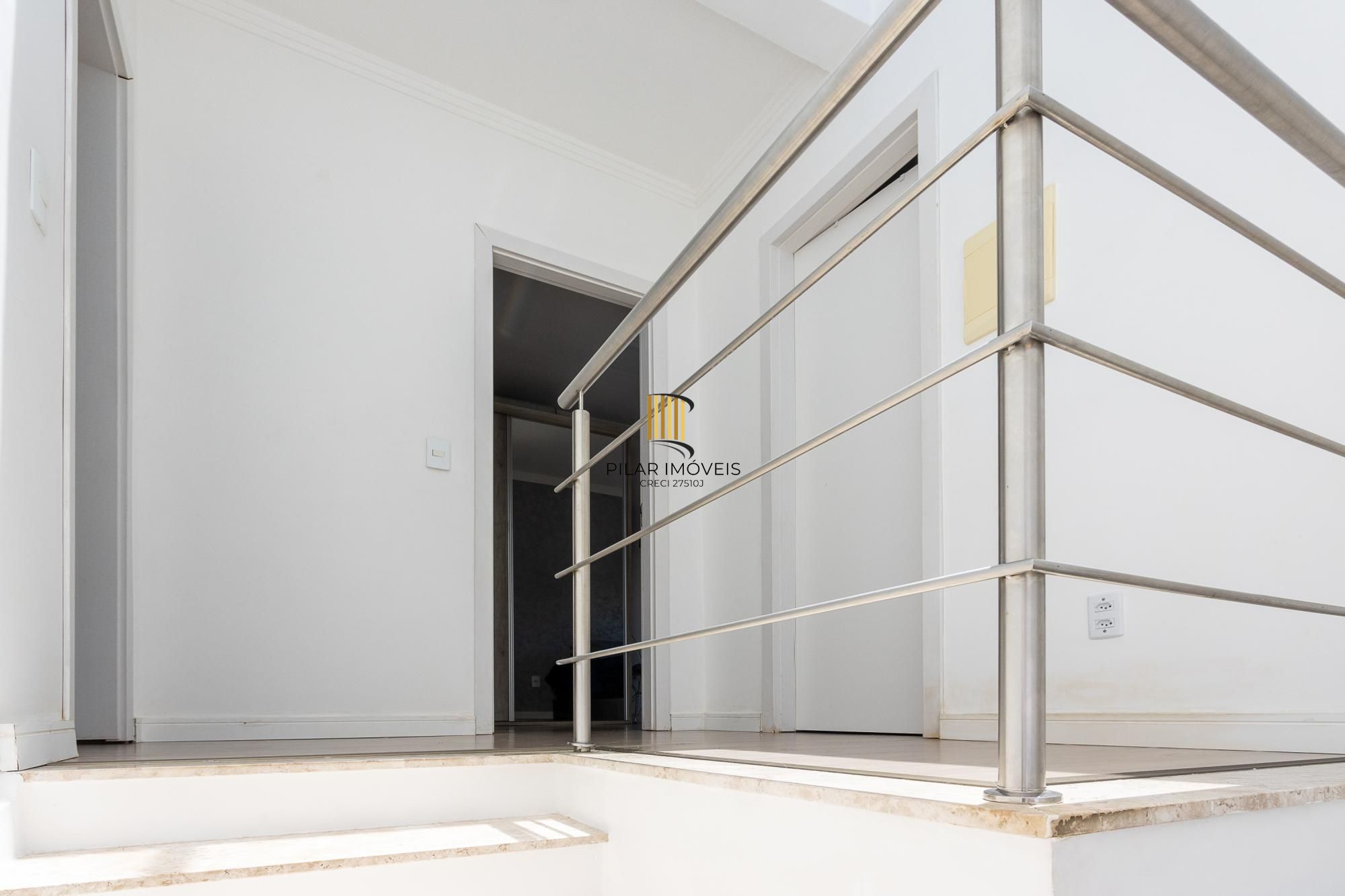 Linda  Casa em condomínio , localizada no bairro TRISTEZA, Zona Sul de PORTO ALEGRE..