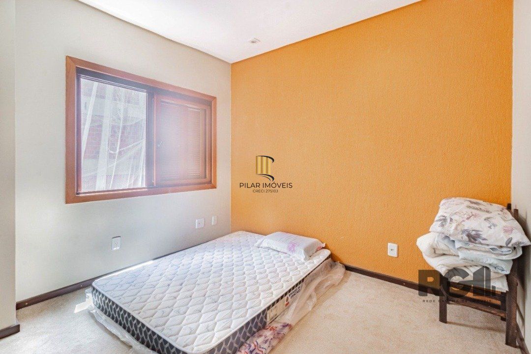 Cobertura impecável semi-mobiliada com linda vista para o Guaíba, 3 dormitórios sendo 1 suíte e 2 vagas.