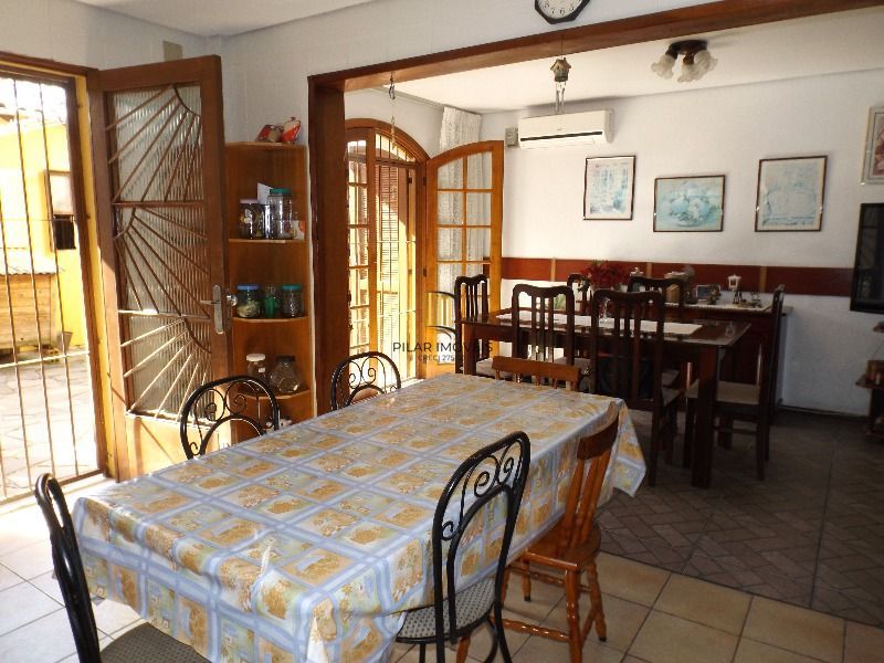 Casa para Venda - 250m², 3 dormitórios, sendo 3 suites, 7 vagas - Medianeira