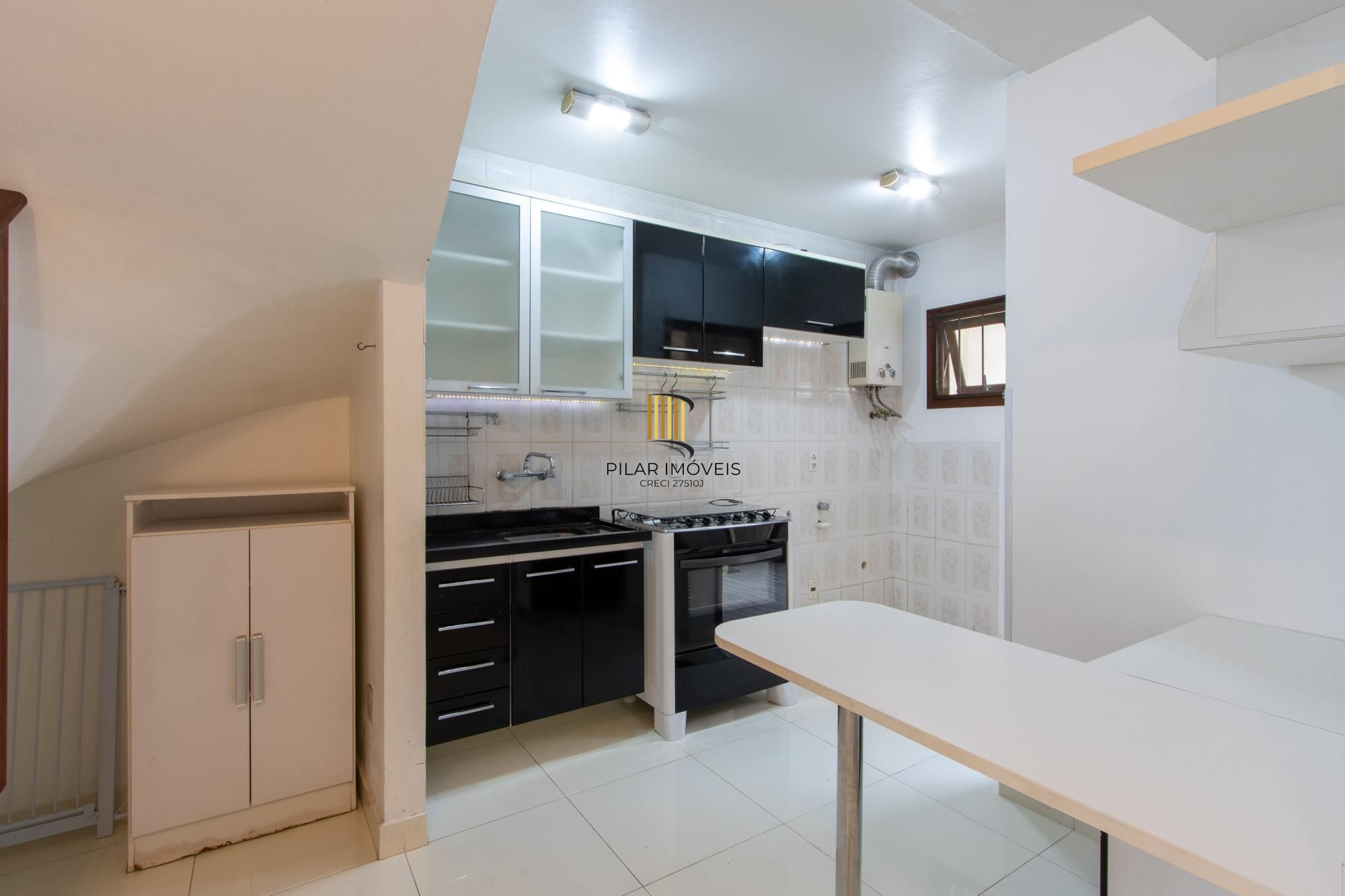 A casa possui 78m² de área construída, com um adicional de 20m²