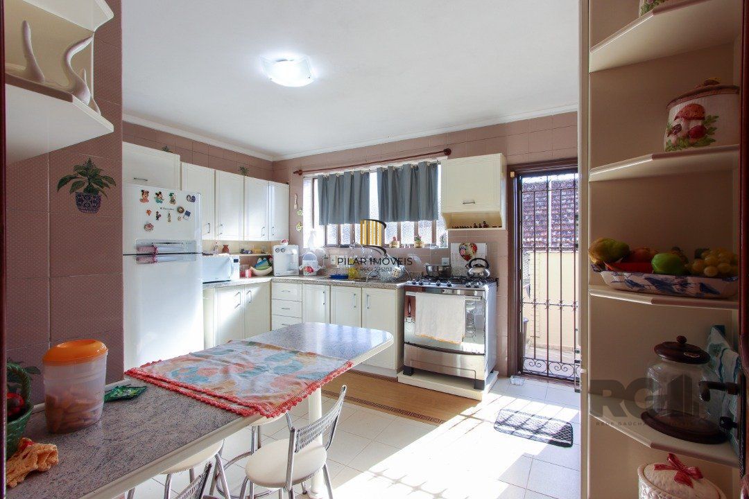 Casa a venda com 03 dormitórios, living 03 ambientes com vista para o Rio.