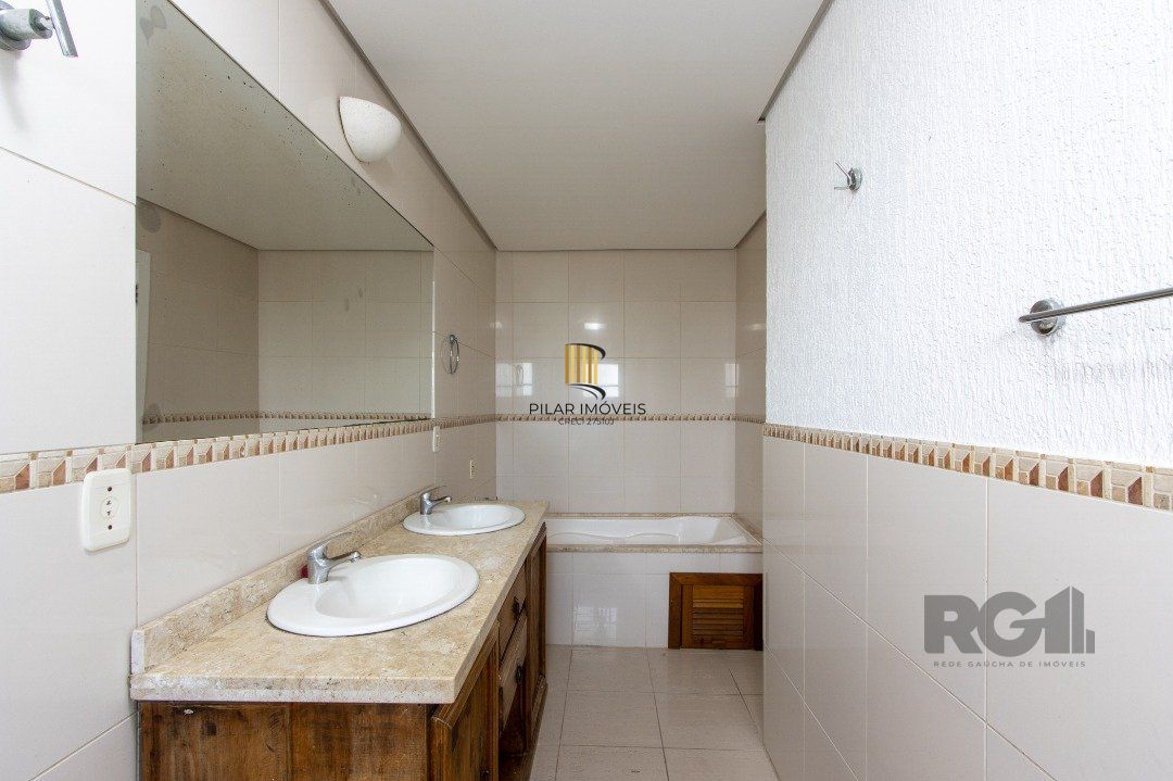 Casa 4 Dormitório(s) Bairro Tristeza