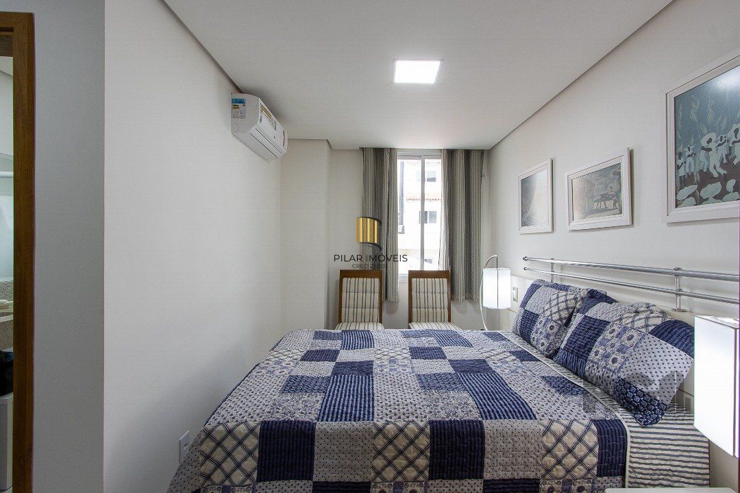 casa possui 3 suítes, 2 com closet